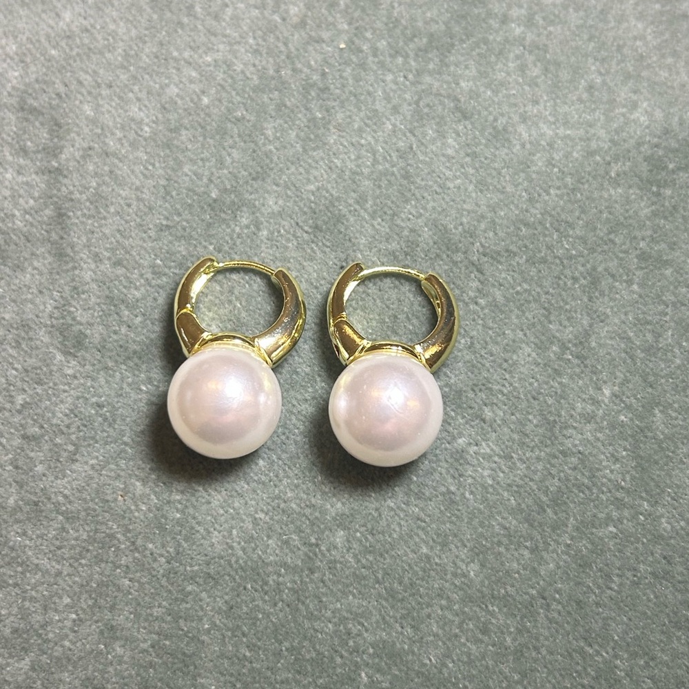 Elegant Gold and White Pearl Drop Earrings - Picture 3 of 4